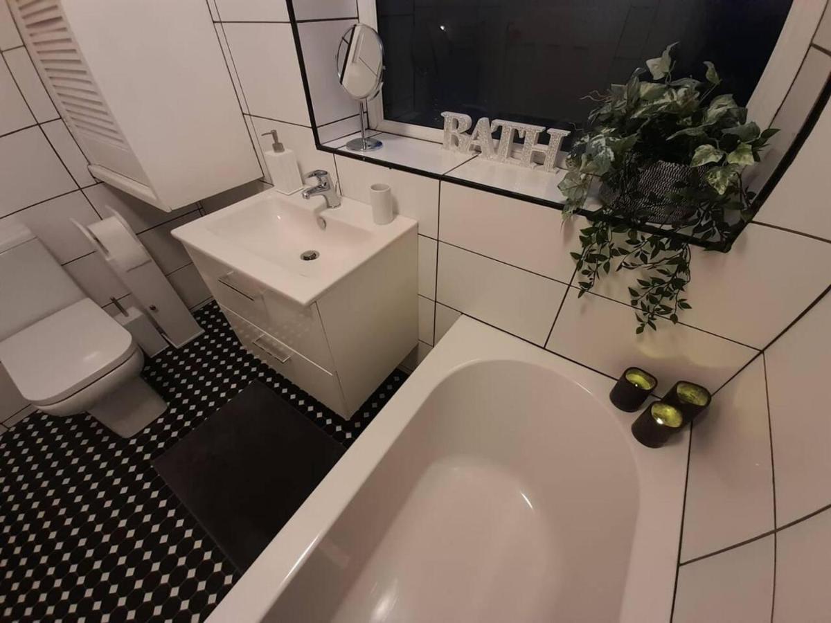 Bright 4-Bed House 15 Min To Manchester Centre Villa Dış mekan fotoğraf